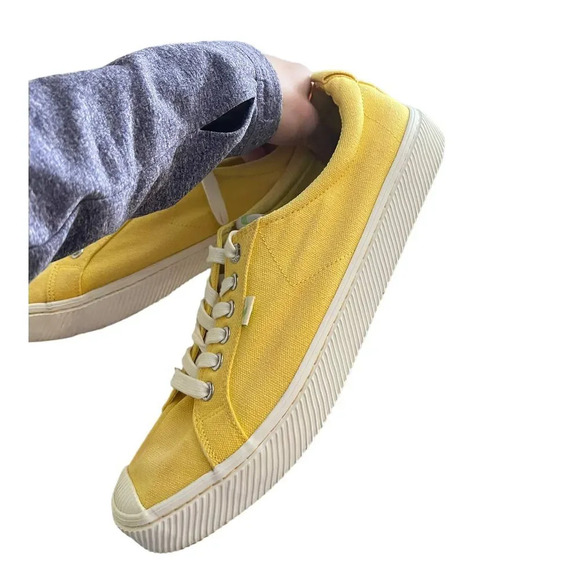 Cariuma OCA Low Canvas Sneaker - Picture 4 of 8